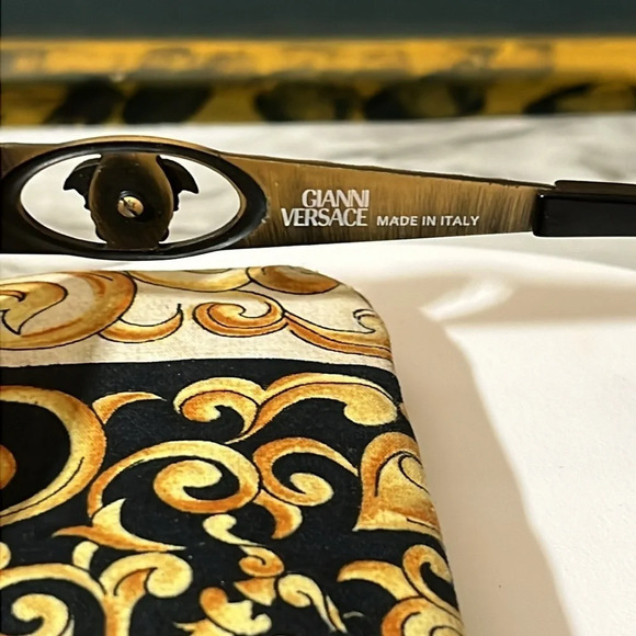 VERSACE VINTAGE UNISEX SUNGLASSES WITH CASE - Picture 11 of 17